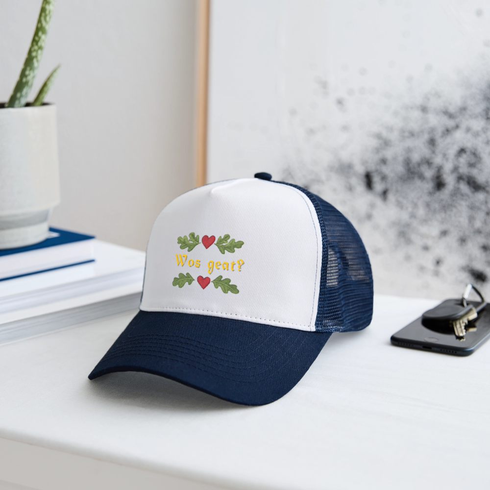 "Wos geat?" - Schildkappe - Tiroler Design Südtirol | Trucker Cap - Weiß/Navy