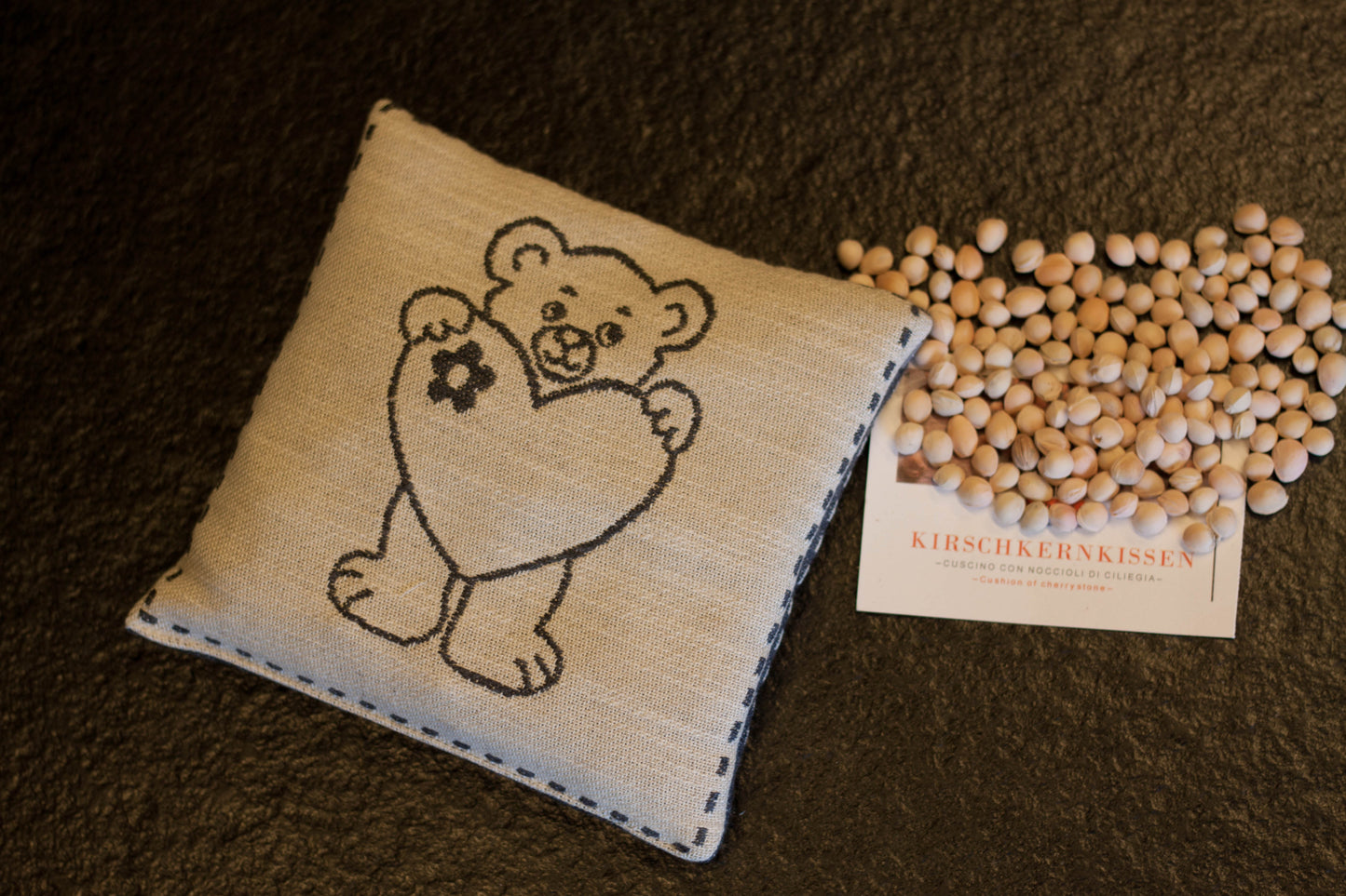 Kirschkernkissen BÄR MIT HERZ 18x18 Südtirol