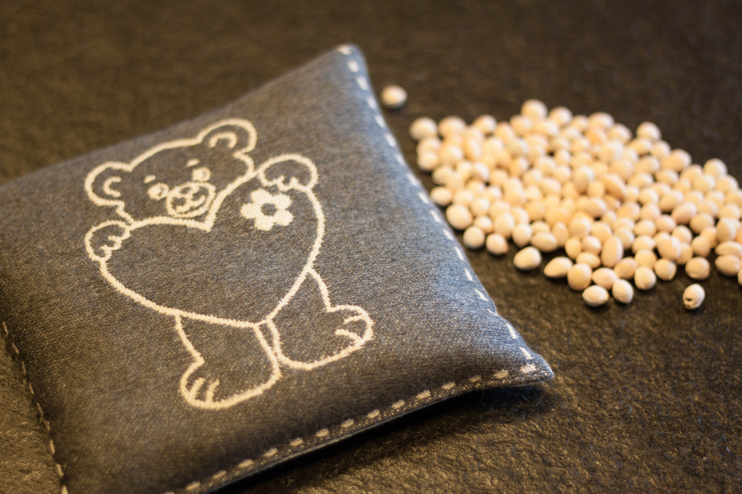 Kirschkernkissen BÄR MIT HERZ 18x18 Südtirol